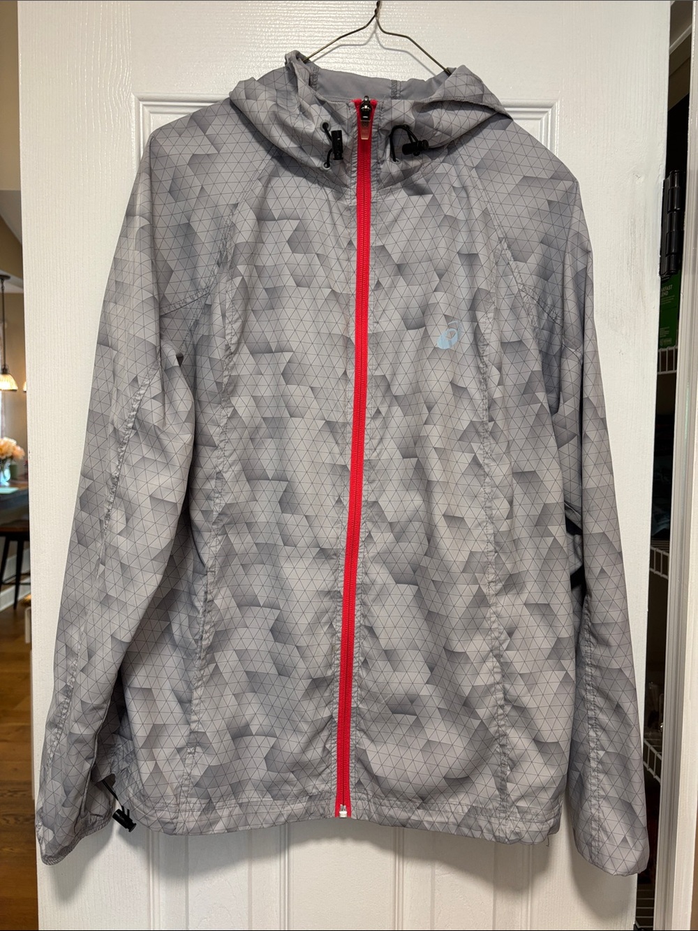 Light Gray Geometric Hooded Windbreaker with Pink Zip